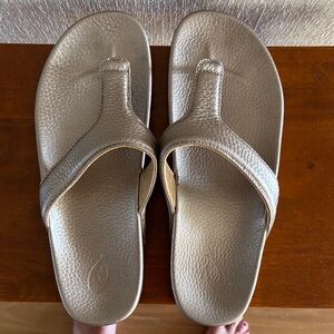 OluKai Women's Metallic Sandals